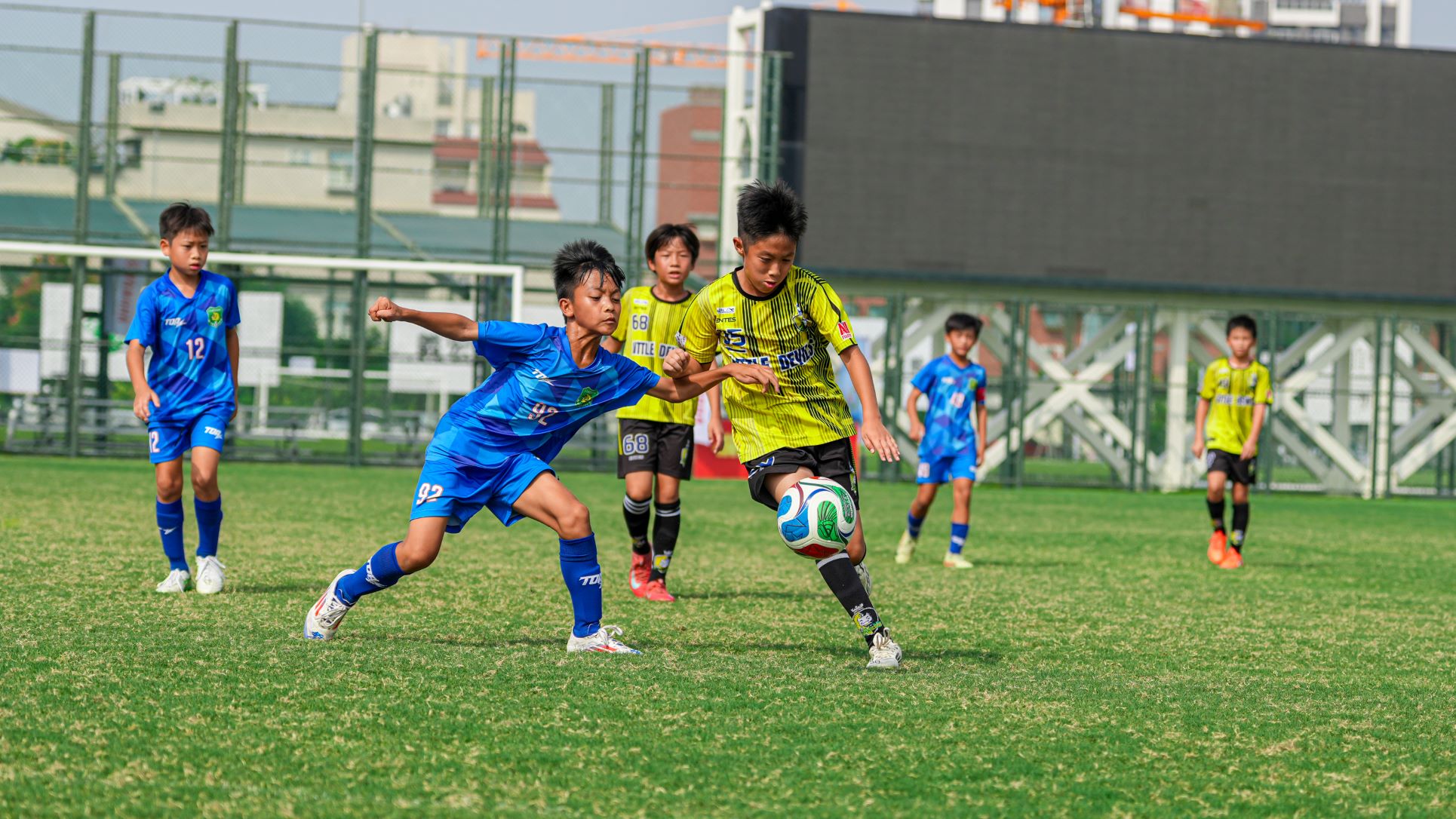 小惡魔足球俱樂部(綠)小球員最期待的是「有新球衣可以穿」。（圖：台灣山葉機車提供） 